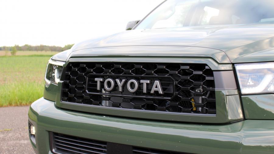 Логотип Toyota Sequoia TRD Pro 2020 года  (фото 2 из 44)
